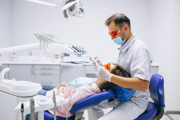 dentista interviene a una chica.